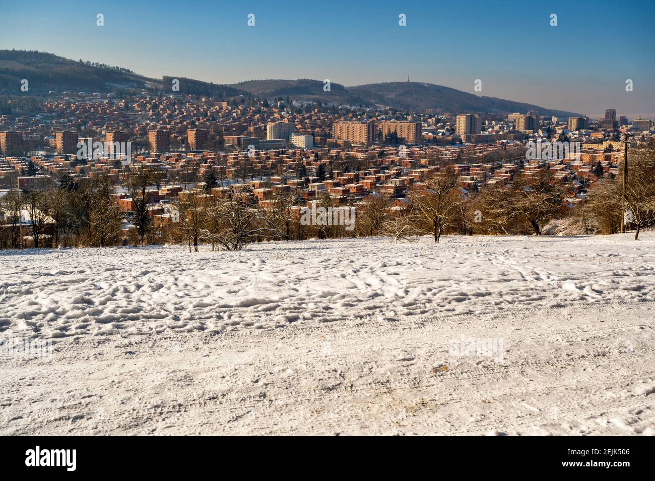 Quartier résidentiel, architecture unique de maisons en briques rouges standardisées dans la ville de Zlin, République tchèque. Panorama de la ville enneigé, jour d'hiver ensoleillé. Banque D'Images