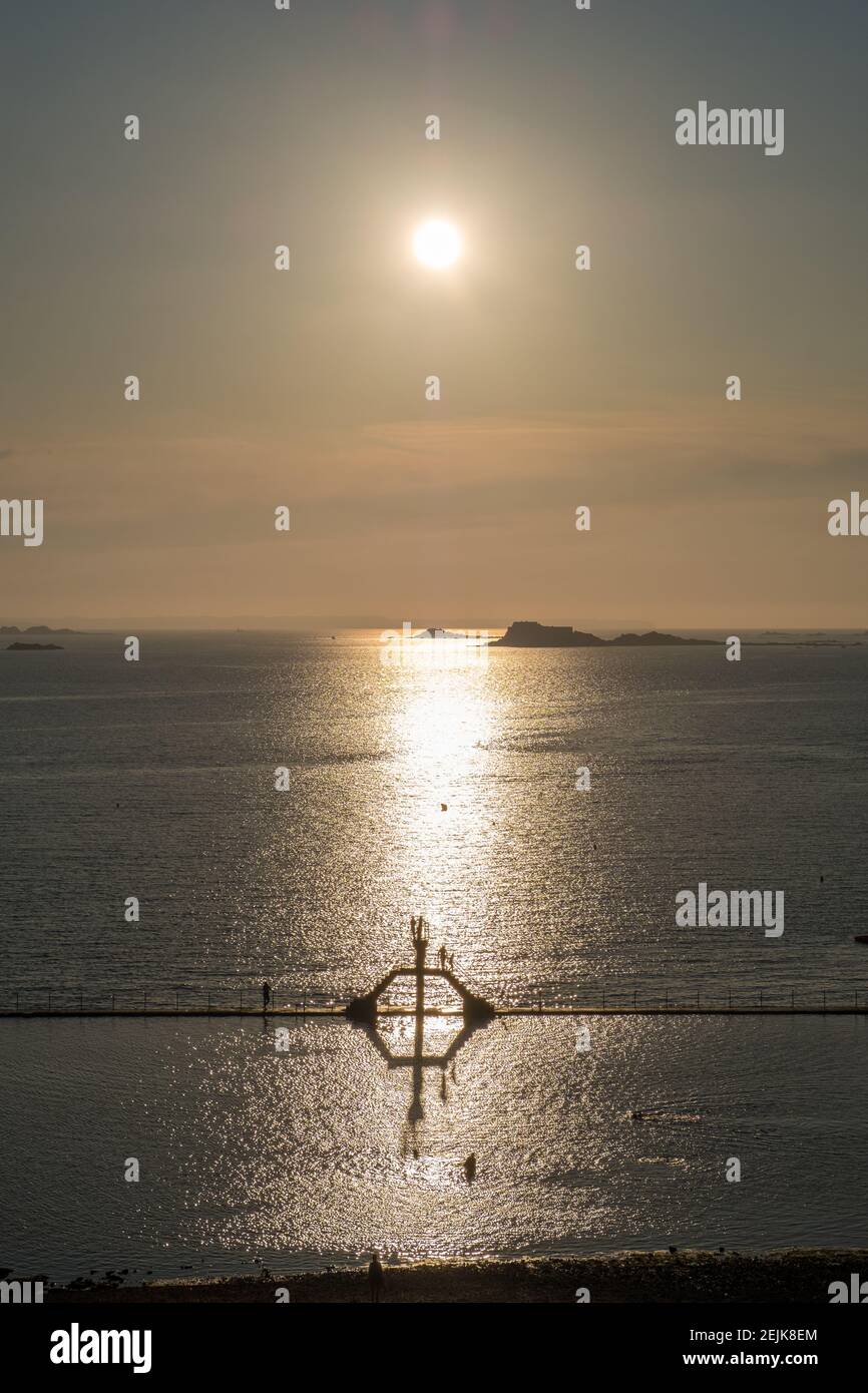 Belle vue sur le coucher du soleil depuis la plage de Saint-Malo. Piscine naturelle à Saint-Malo en Bretagne dans le nord-ouest de la France sur la Manche Banque D'Images