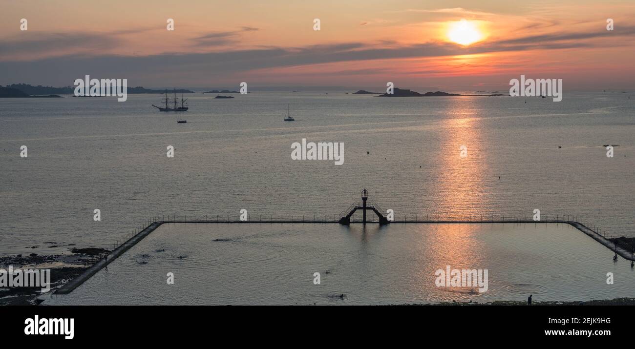 Saint-Malo, France - 25 août 2019 : magnifique coucher de soleil depuis la plage de Saint Malo. Piscine naturelle à Saint-Malo en Bretagne sur la Manche Banque D'Images