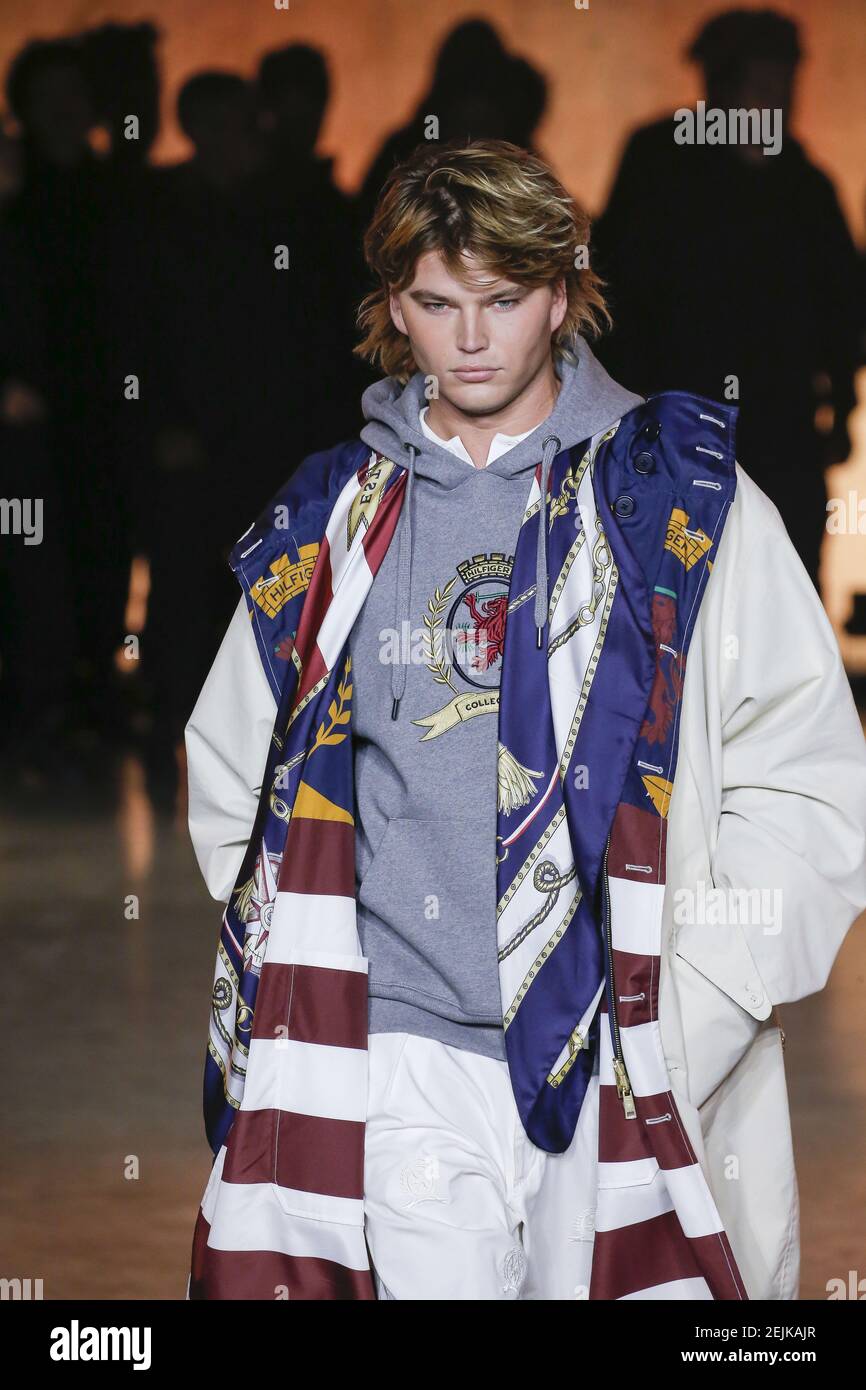 Le modèle Jordan Barrett marche sur la piste au Tommy Hilfiger Fashion show  pendant l'automne /