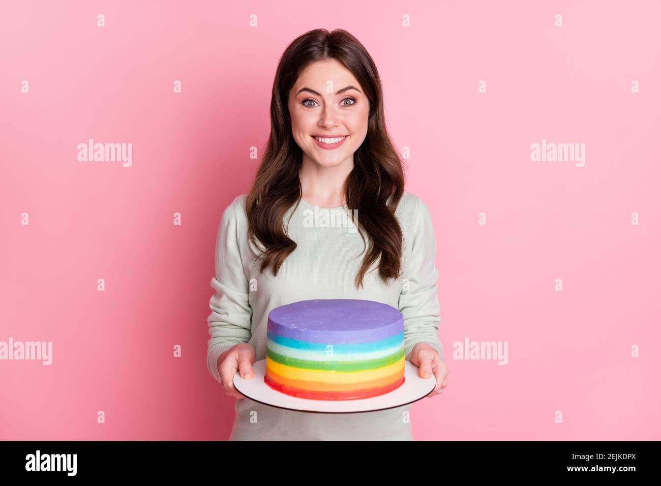 Rainbow Cake On Pink Banque D Image Et Photos Alamy