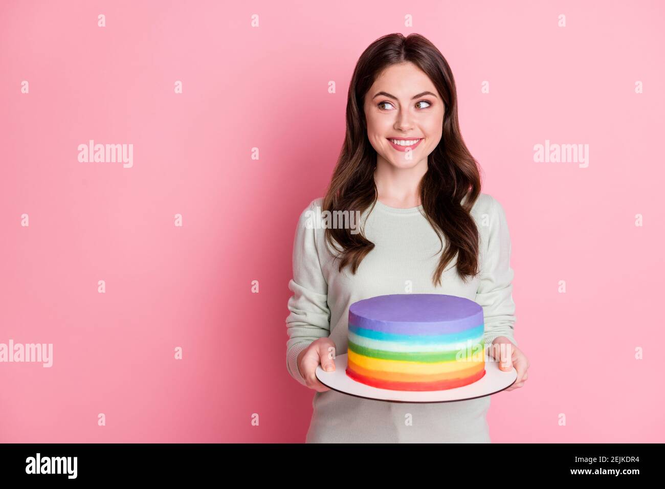 Rainbow Cake On Pink Banque D Image Et Photos Alamy