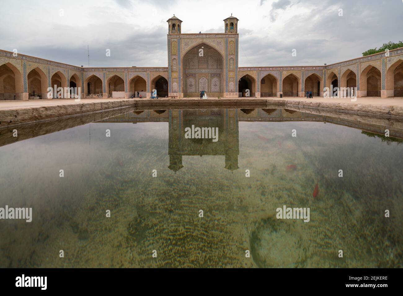 Shiraz, Iran-04.18.2019: Cour de la mosquée Vakil à Shiraz, Iran. Arcade, sol en pierre et fontaine. Banque D'Images