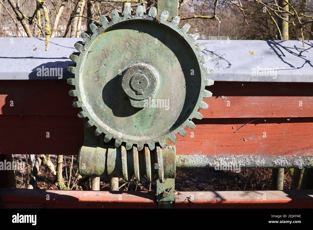 Ancien mécanisme avec une roue dentée et une vis sans fin Photo Stock -  Alamy