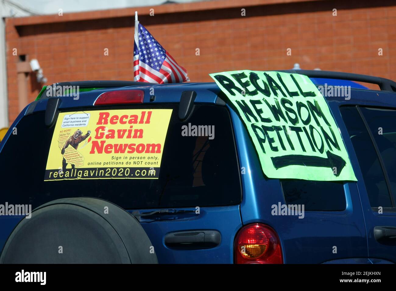 Burbank, CA / USA - 21 février 2021: Des panneaux “Recall Gavin Newsom” sont montrés près d'un site rassemblant des signatures pour l'effort de rappeler le gouverneur. Banque D'Images