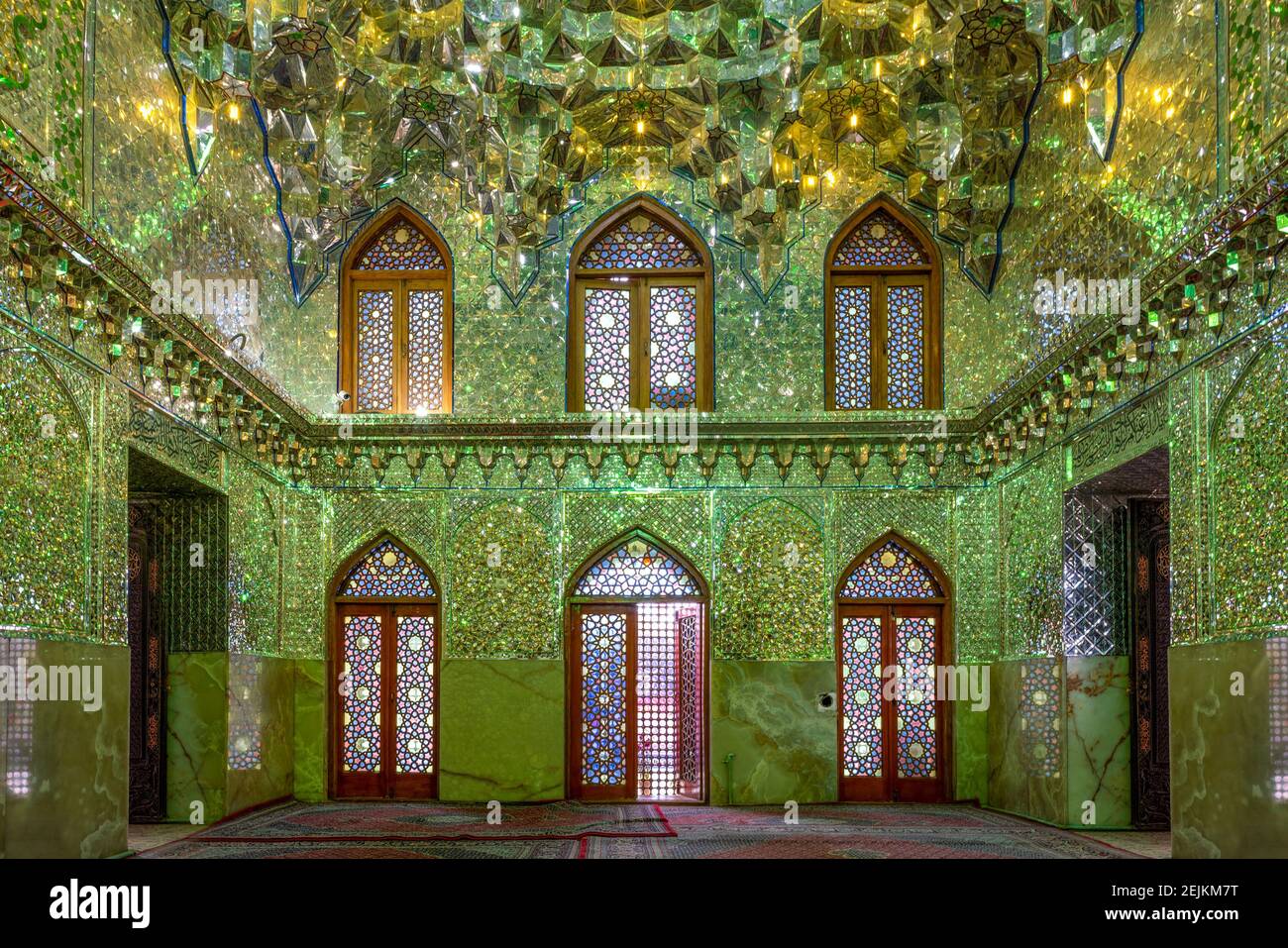 Shiraz, Iran - 04.14.2019: Intérieur de la célèbre Mosquée verte de Shiraz, Iran. Millions de miroirs verts. Shah Cheragh mosquée. Banque D'Images