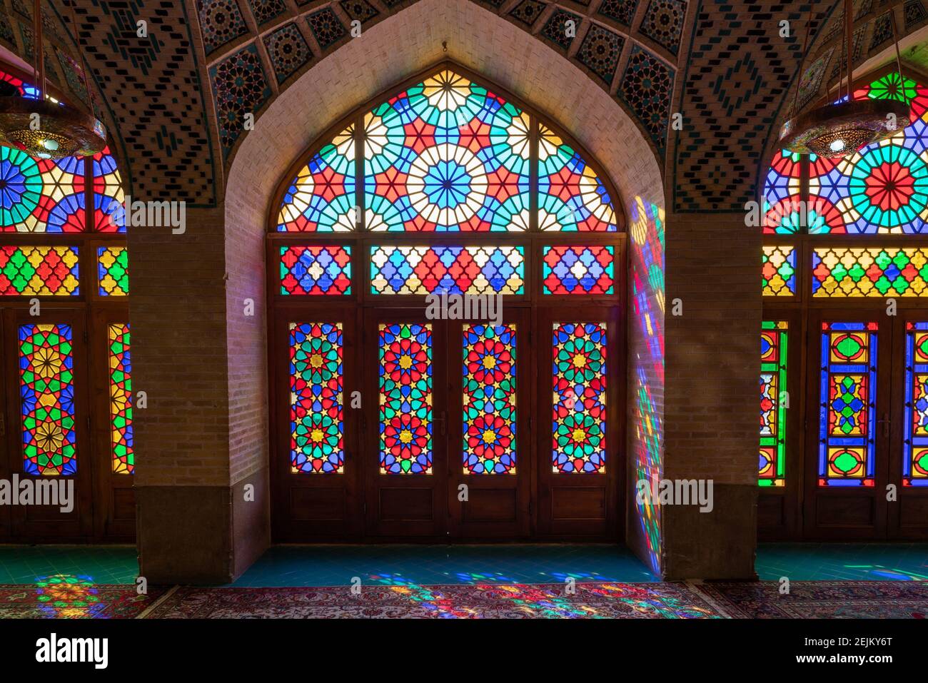 Shiraz, Iran - 04.07.2019: Intérieur de la Mosquée Rose à Shiraz. Ornements islamiques, le soleil brille à travers le verre coloré et projette de la couleur à l'intérieur. Banque D'Images