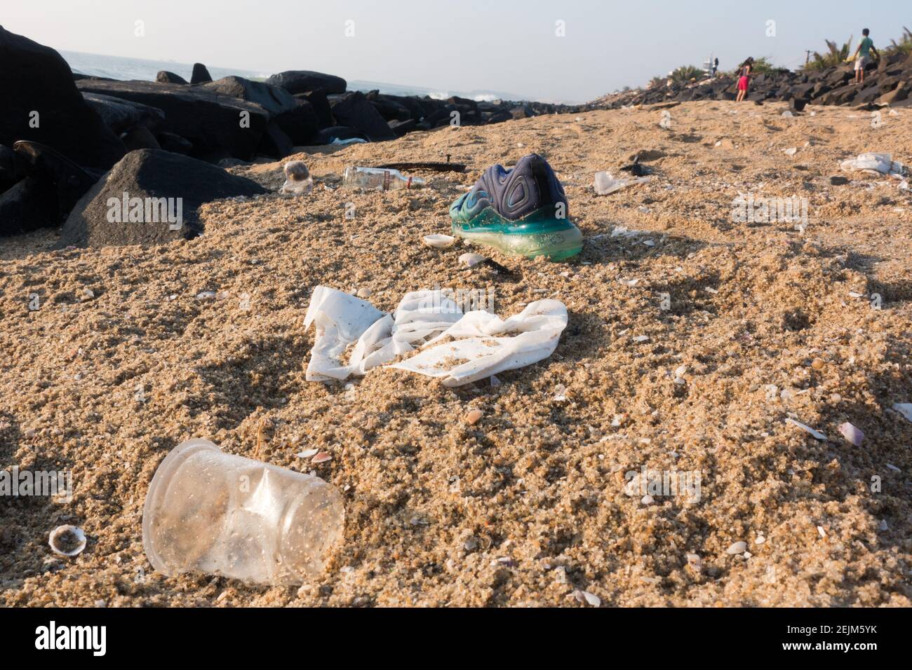 Pollution plastique avec des bouteilles en plastique à usage unique et autres déchets laissés par les visiteurs à la plage de Pondicherry à Tamil Nadu, en Inde Banque D'Images