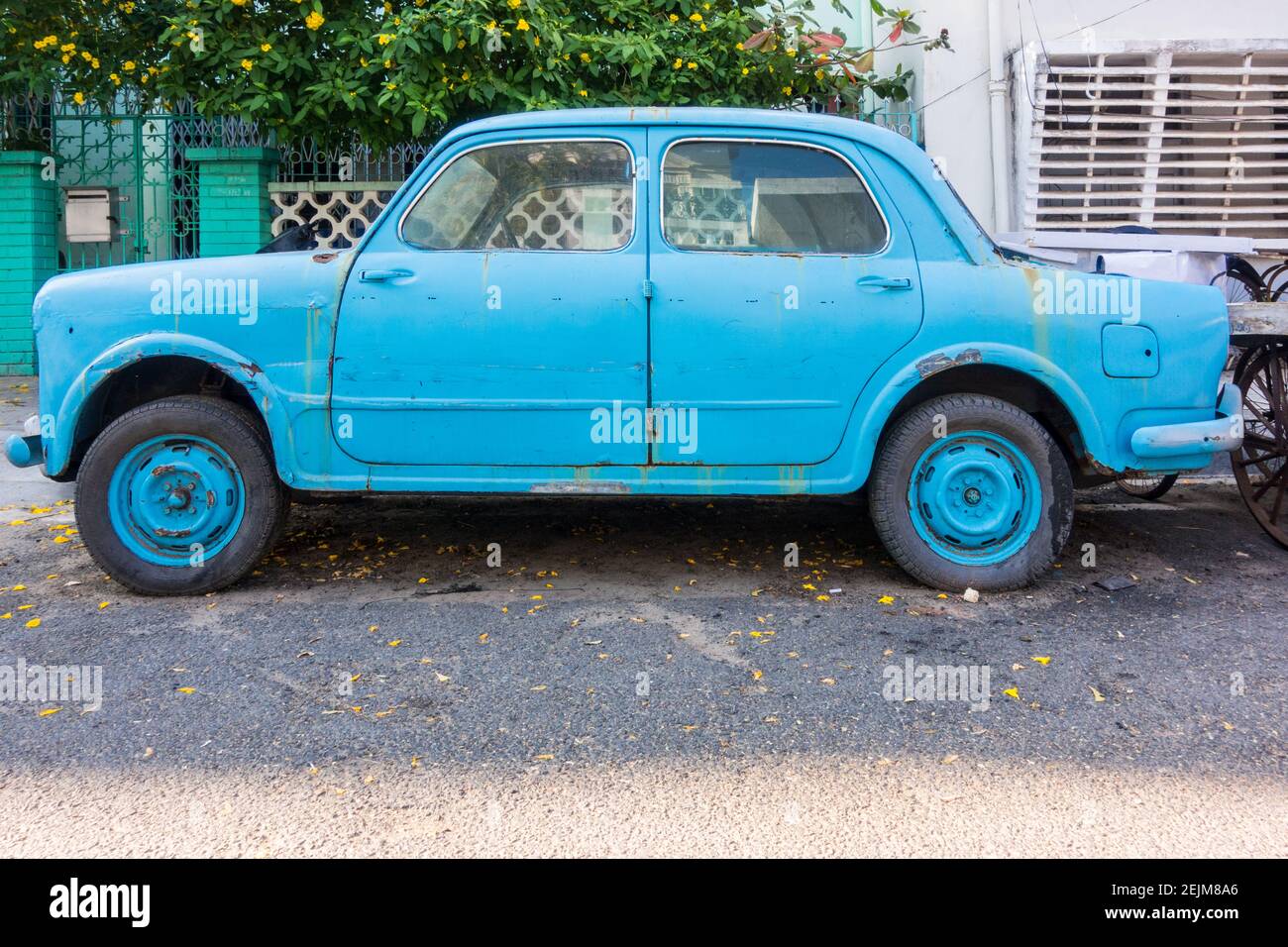 Voiture Pondicherry garée dans la rue dans l'état de delerict Banque D'Images