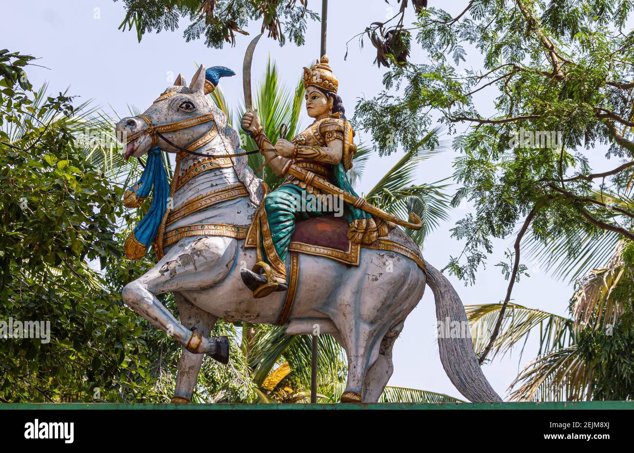 Chitradurga, Karnataka, Inde - 10 novembre 2013 : héros de l'indépendance, statue de Kittur Chennamma en tant que femme avec épée sur cheval en ville avec ciel bleu clair Banque D'Images