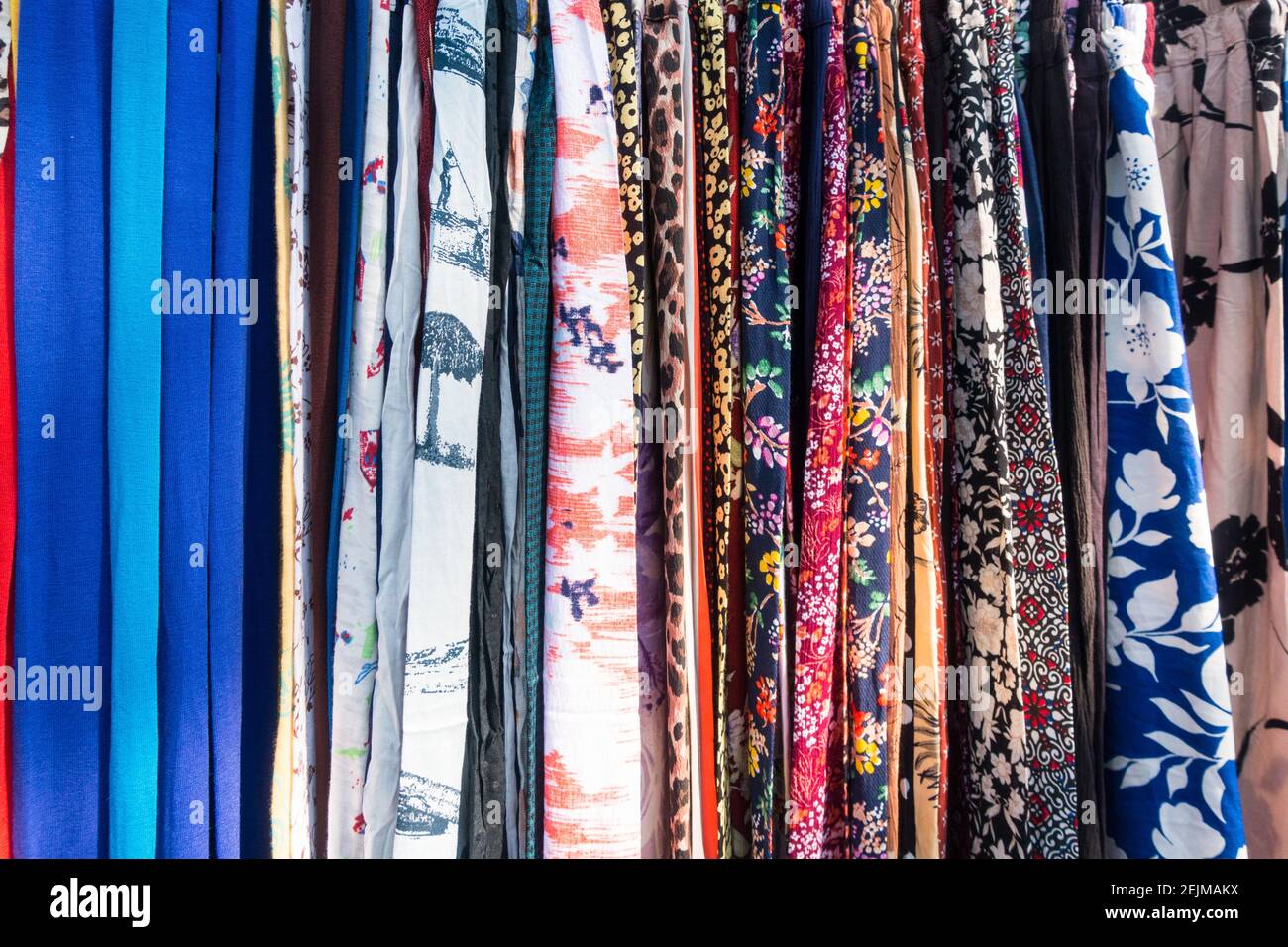 Vêtements multicolores sur rails chez les vendeurs du marché du dimanche de Pondichéry vêtements Banque D'Images