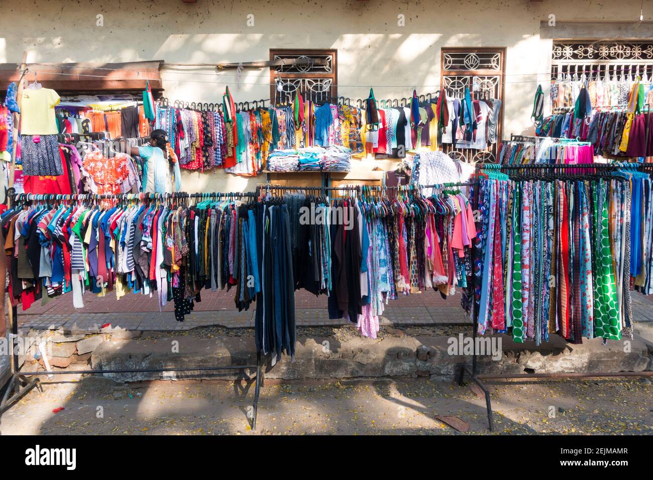 Pondicherry dimanche vendeurs de vêtements Banque D'Images
