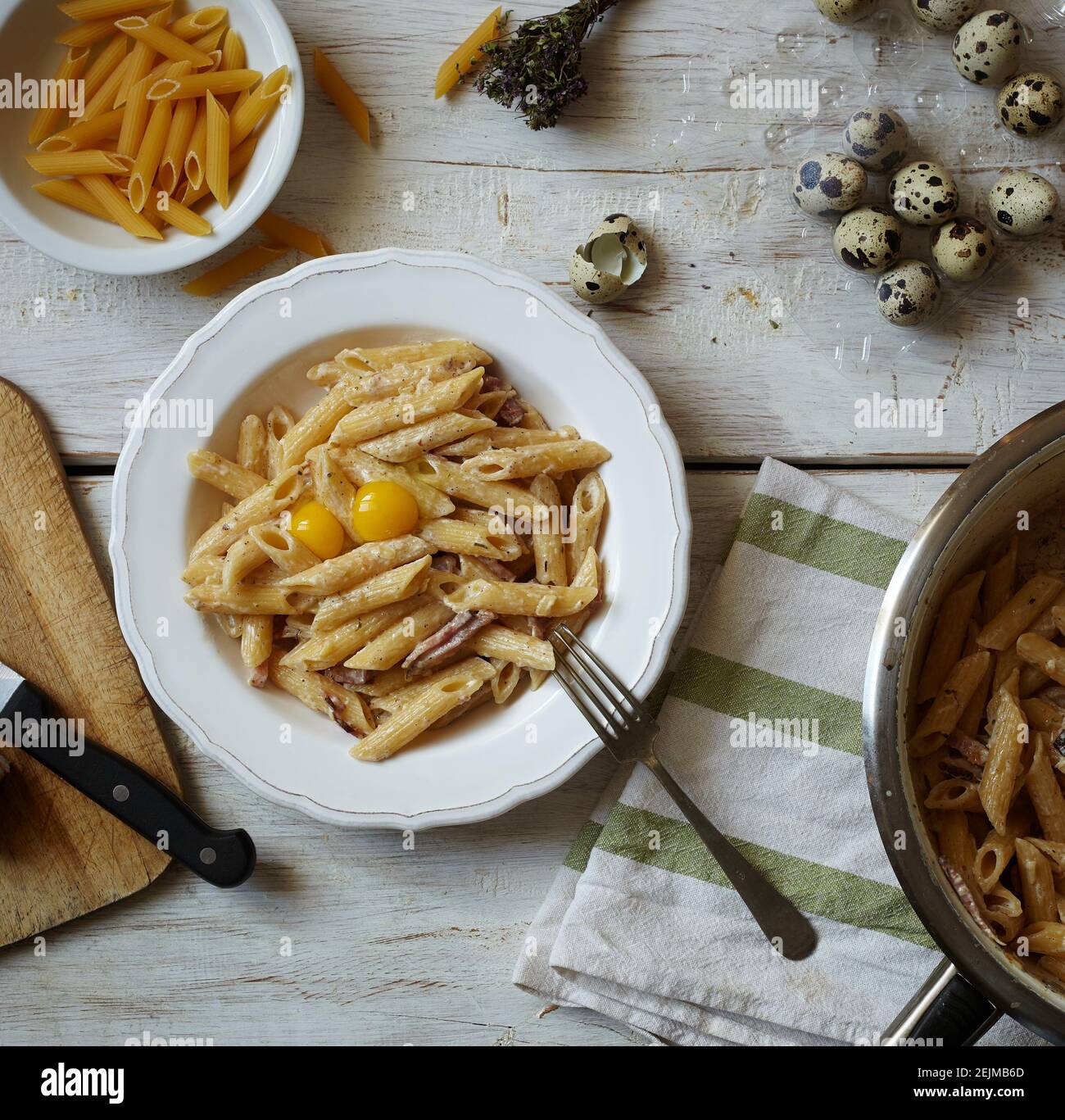 Spaghetti Carbonara, pâtes au bacon, œufs, parmesan dur et sauce à la crème. Pâtes italiennes traditionnelles alla carbonara sur blanc, vue de dessus avec ING Banque D'Images