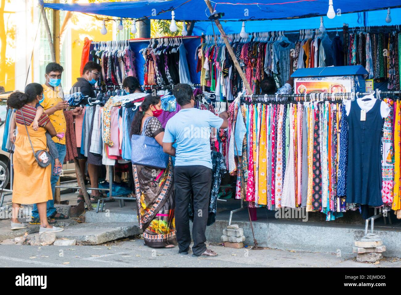 Achat de vêtements sur le marché du dimanche de Pondicherry Banque D'Images