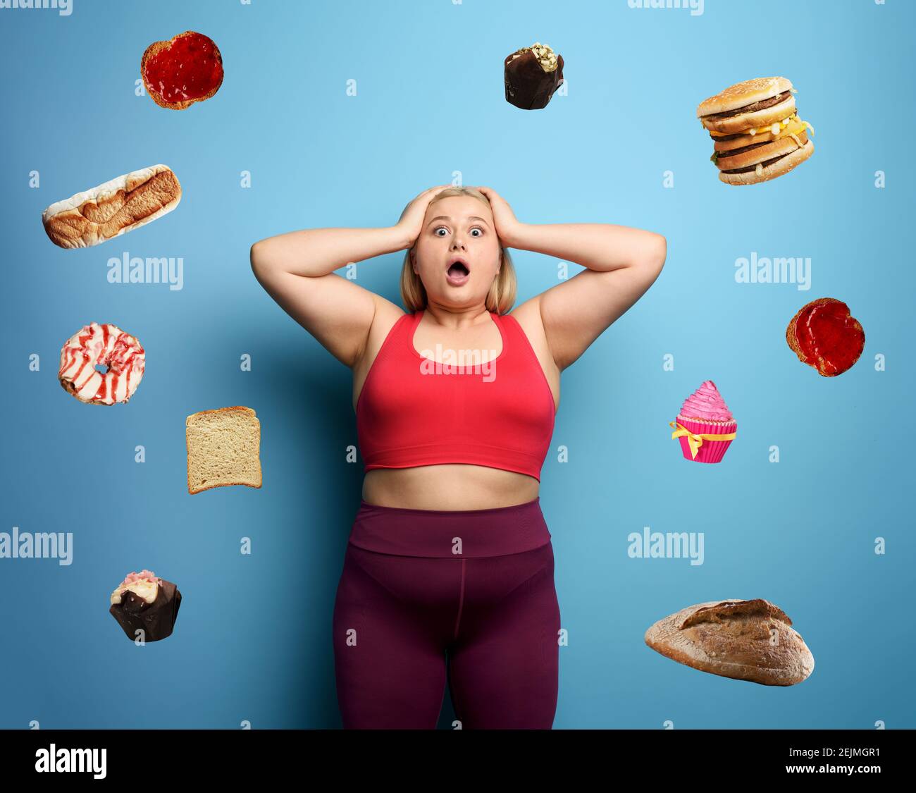 FAT girl dans la suite de fitness veut commencer un régime mais a des doutes sur la nourriture à acheter. Fond cyan Banque D'Images
