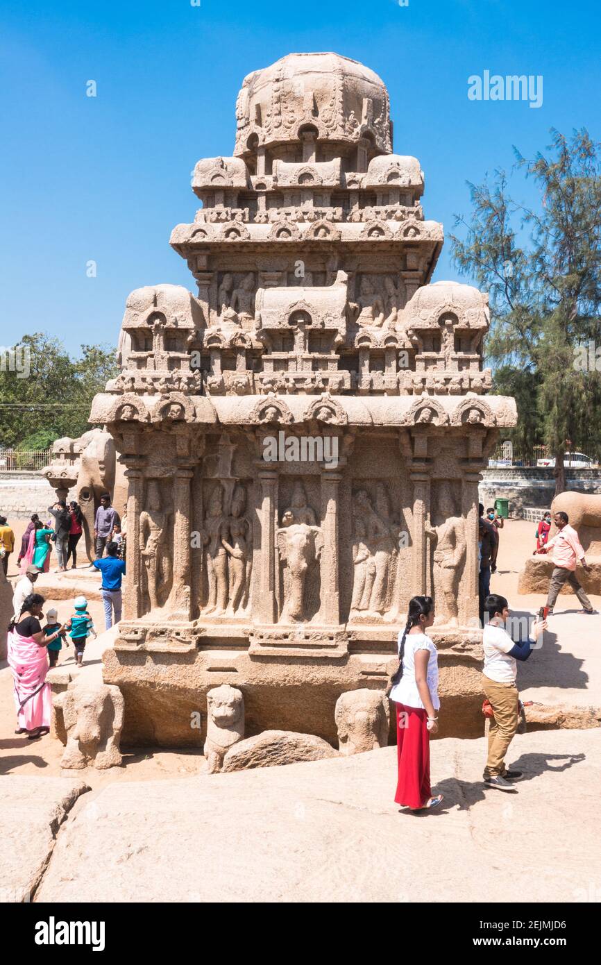 Visiteurs appréciant les sculptures de Mahabalipuram Banque D'Images