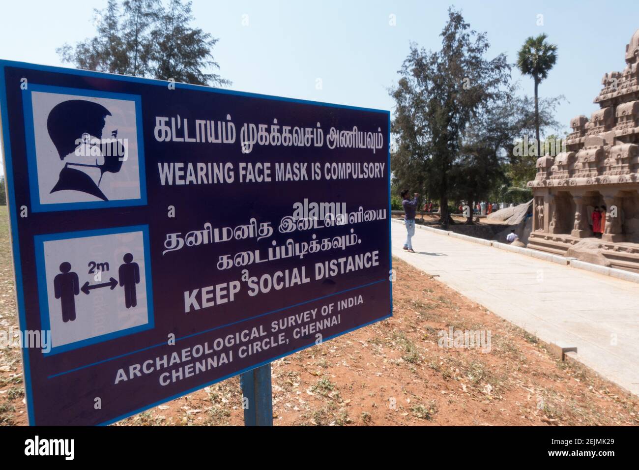 Covid tourisme avis de porter le visage couvrant et maintenir la disatance sociale à Mahabalipuram, Tamil Nadu, Inde Banque D'Images