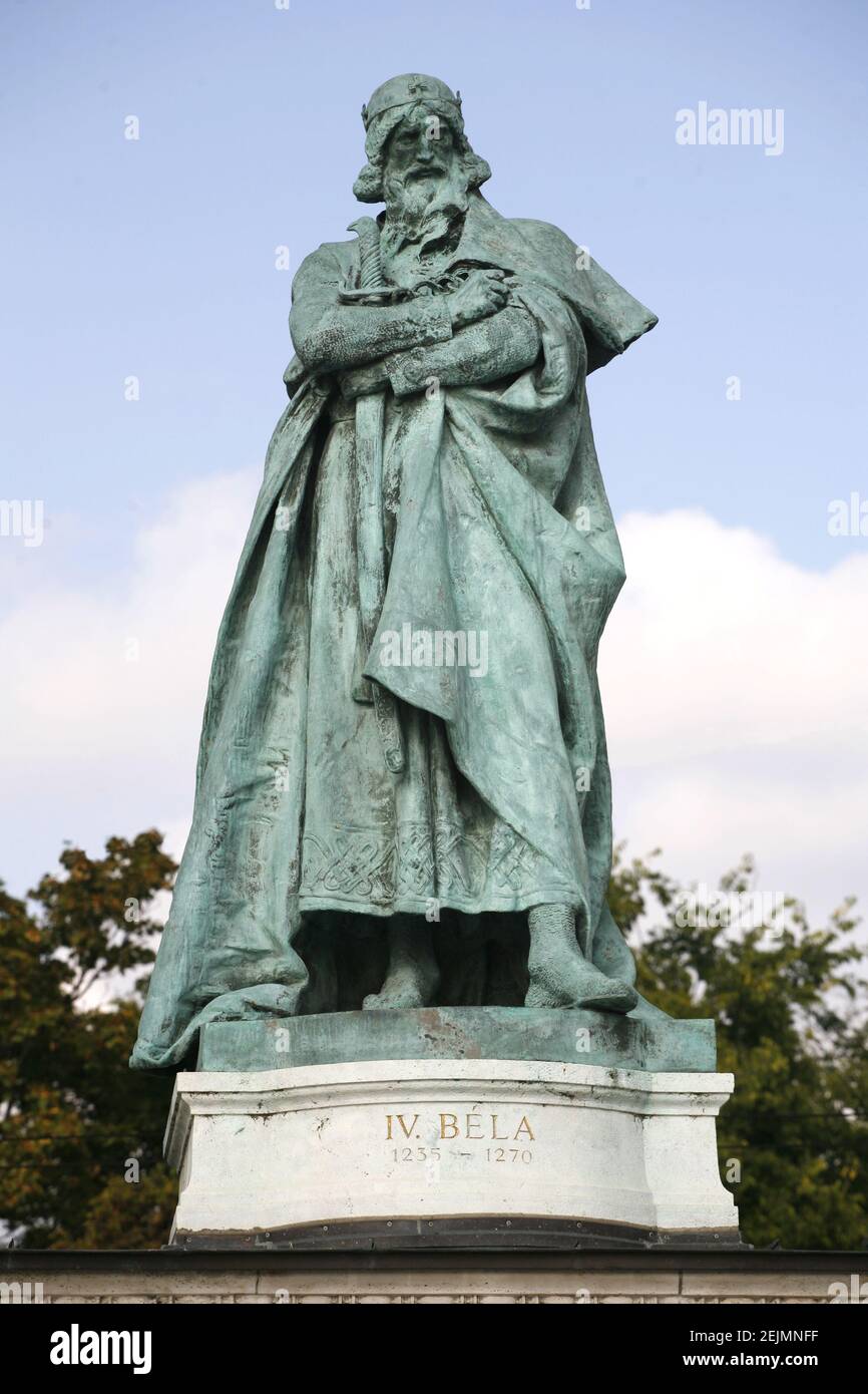 Budapest, Hongrie 11.02.2021: Statue de la IV Bela Roi de Hongrie sur la place des héros Budapest Hongrie Banque D'Images