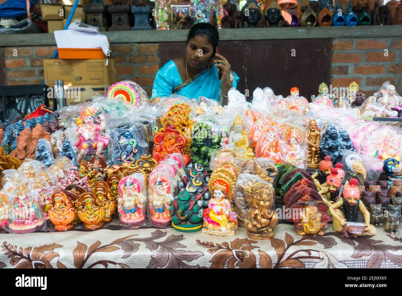Femme asiatique indienne âgée de 40 ans qui vend des idoles hindouistes artisanales à Chennai, Tamil nadu, Inde Banque D'Images