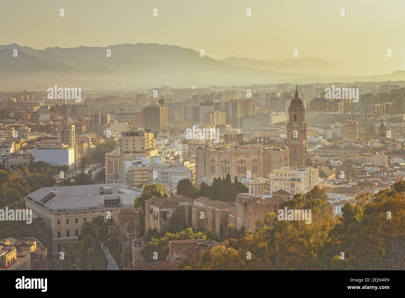 Paysage urbain de Malaga au coucher du soleil, Espagne Banque D'Images