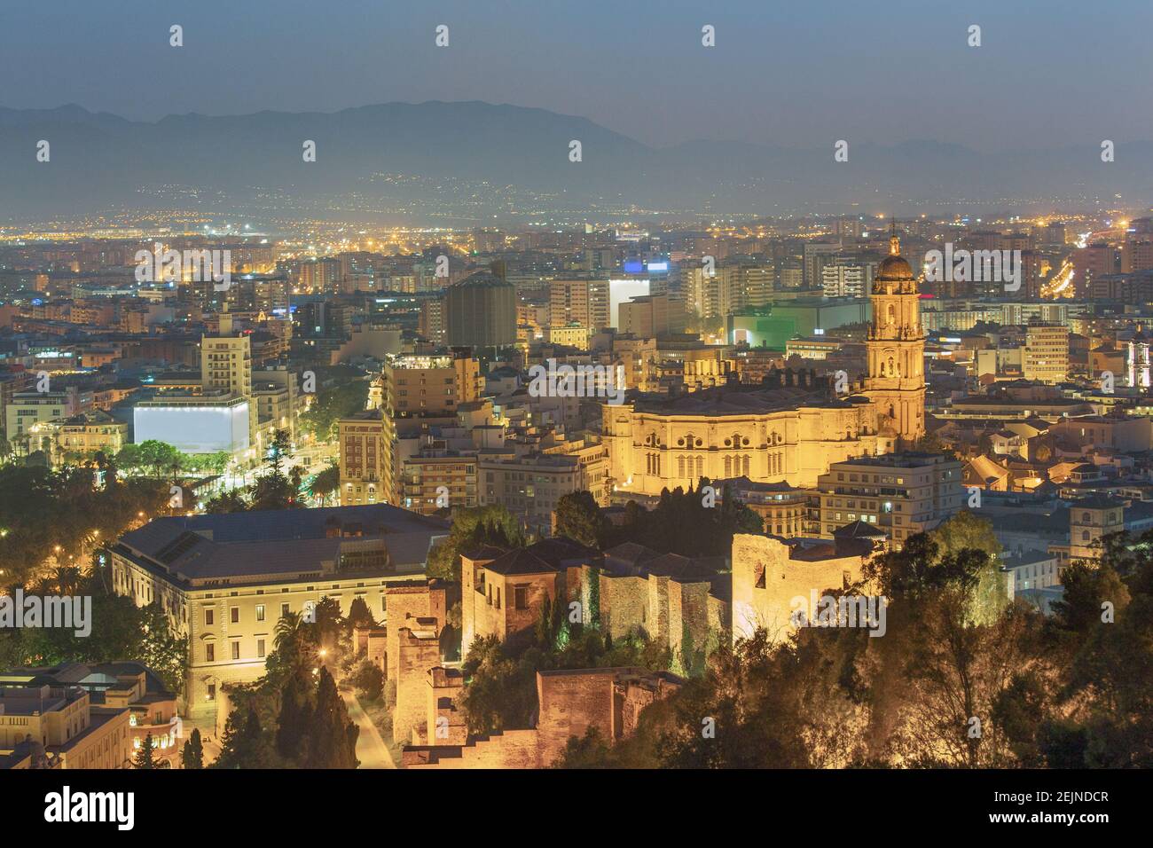 Magnifique Malaga la nuit, Espagne Banque D'Images