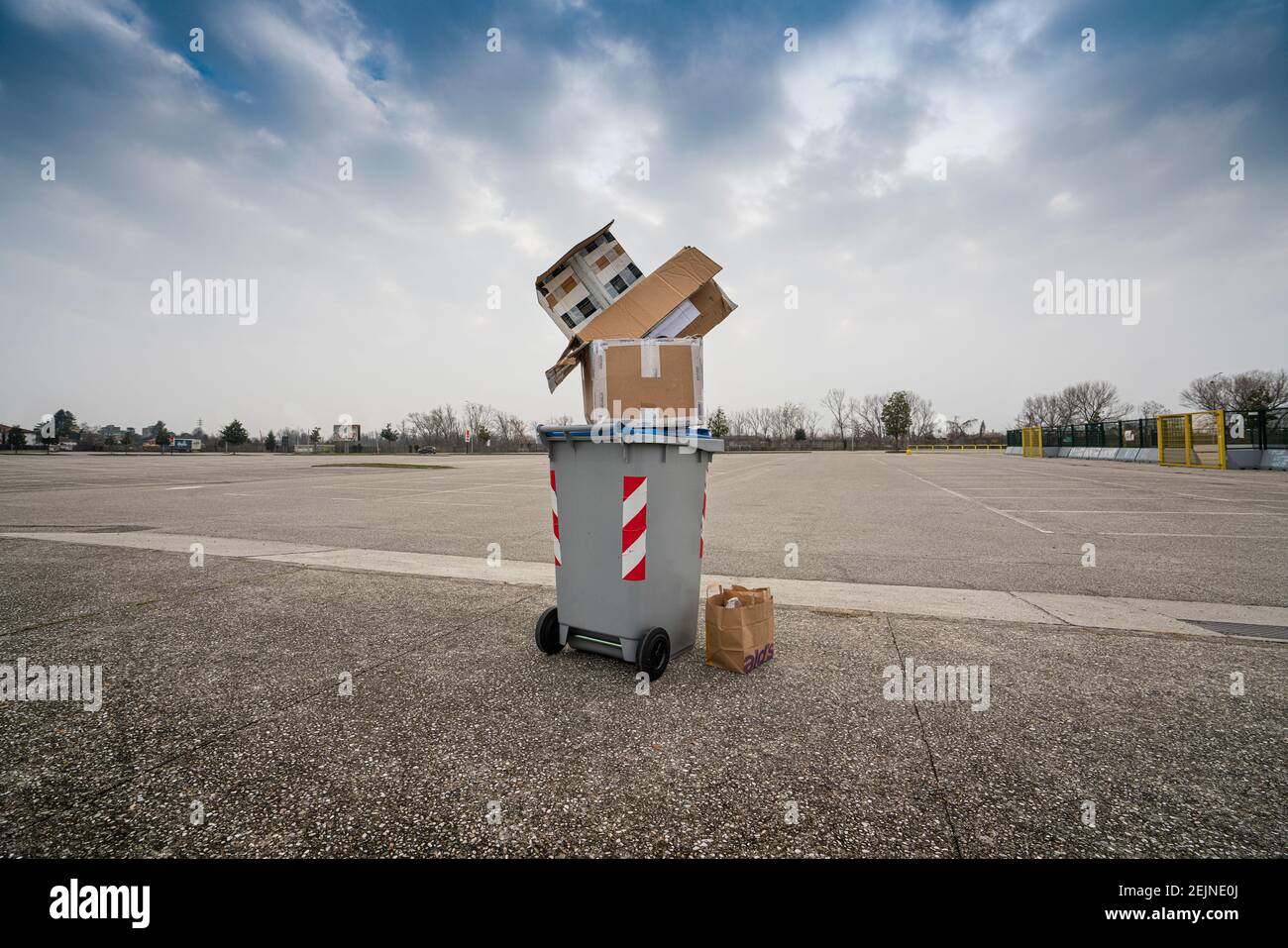 un bac pour la collecte séparée de carton dans un carré Banque D'Images