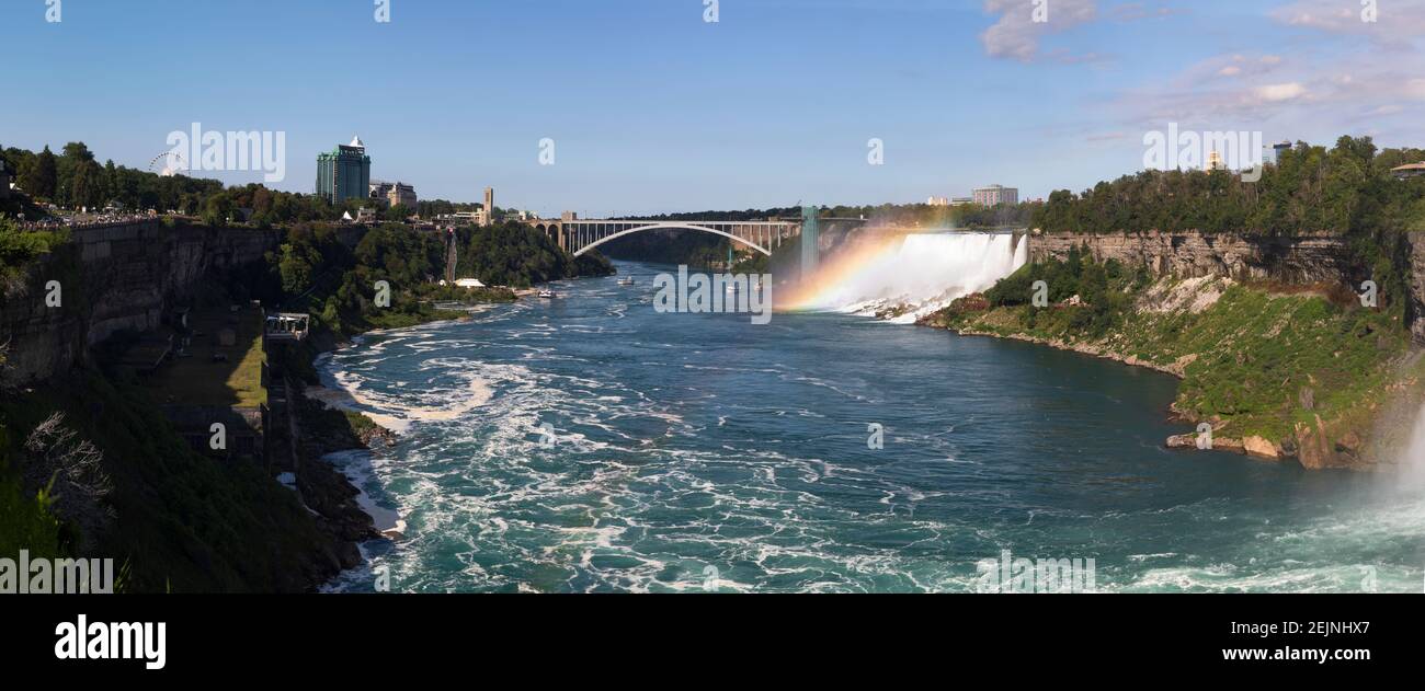 Arc-en-ciel sur la chute géante de Niagara attraction touristique en Ontario Le Canada sur le pont américain reliant les frontières de l'Amérique du Nord de l'autre côté de la rivière Banque D'Images