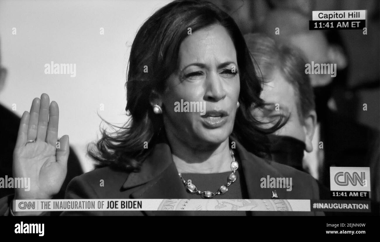 Une capture d'écran de CNN du vice-président américain Kamala Harris assermentée lors de son inauguration le 20 janvier 2021 à Washington, D.C. Banque D'Images