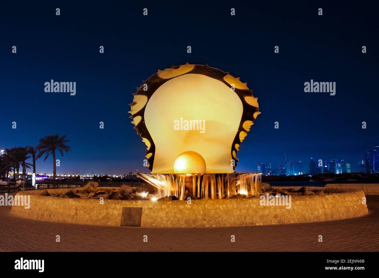 Monument emblématique de doha Seashell Fontaine au crépuscule sous ciel bleu clair au Qatar la nuit. Il s'agit d'un lieu de tourisme oriental très populaire d'arabien Banque D'Images
