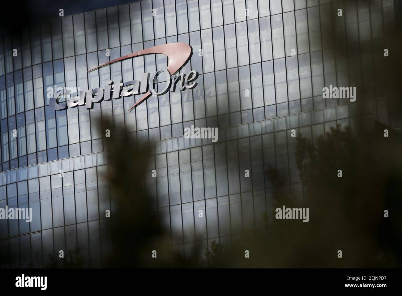 Un logo à l'extérieur du siège social de Capital One Financial Corporation (Bank) à McLean, en Virginie, le 23 février 2020. (Photo par Kristoffer Tripplaar/Sipa USA) Banque D'Images