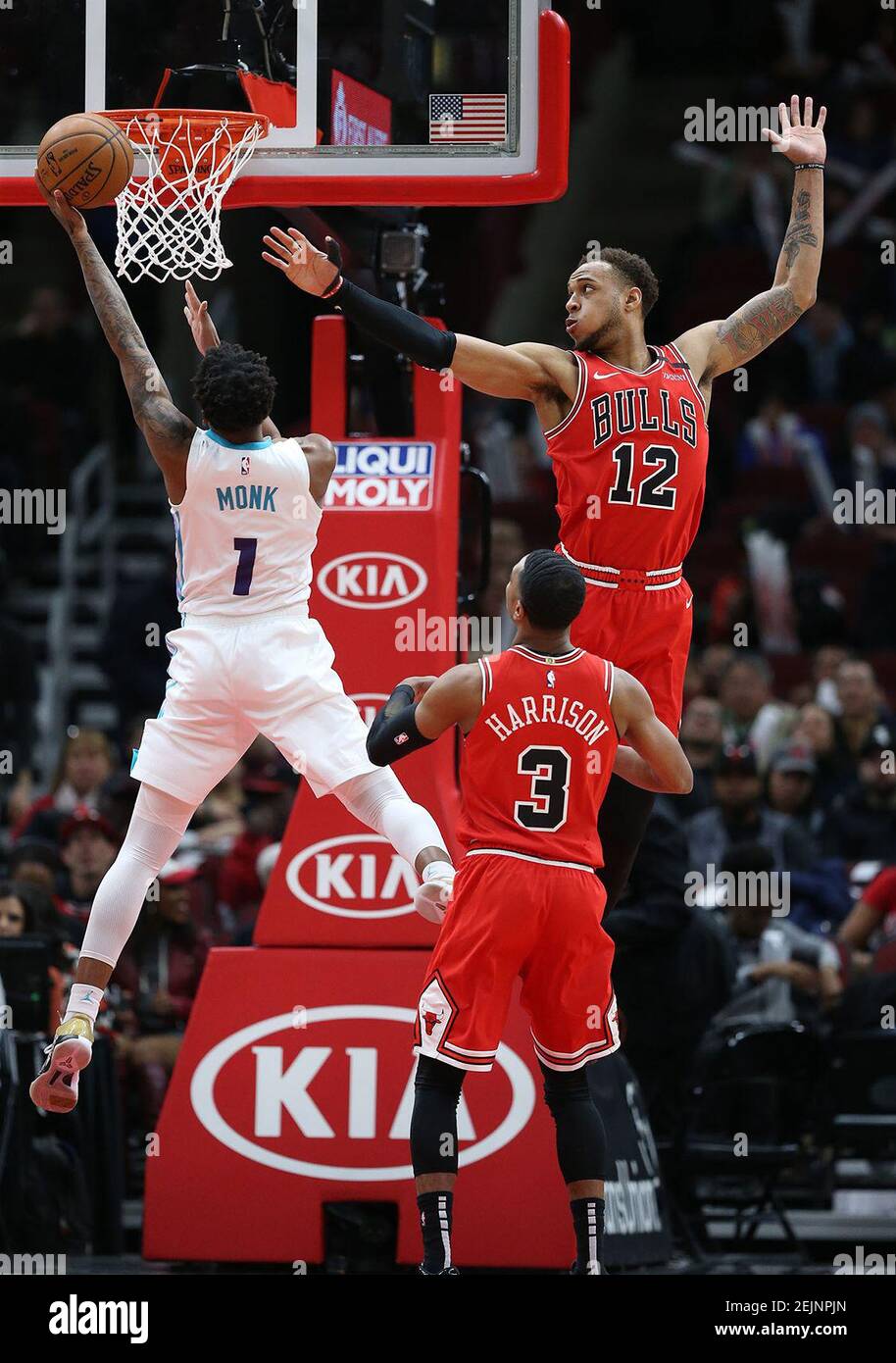 Le Malik Monk (1) des Charlotte Hornets a pris une photo comme les Chicago Bulls&apos; Daniel Gafford (12) défend dans le premier trimestre au United Center de Chicago le jeudi 20 février 2020. (John J. Kim/Chicago Tribune/TNS) Banque D'Images