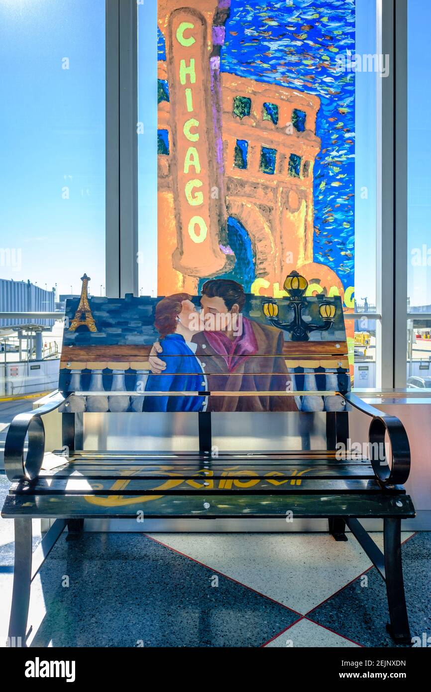 Illustration de l'aéroport, banc de l'aéroport international O'Hare de Chicago, peinture d'un couple embrassant, Chicago, Illinois, États-Unis Banque D'Images