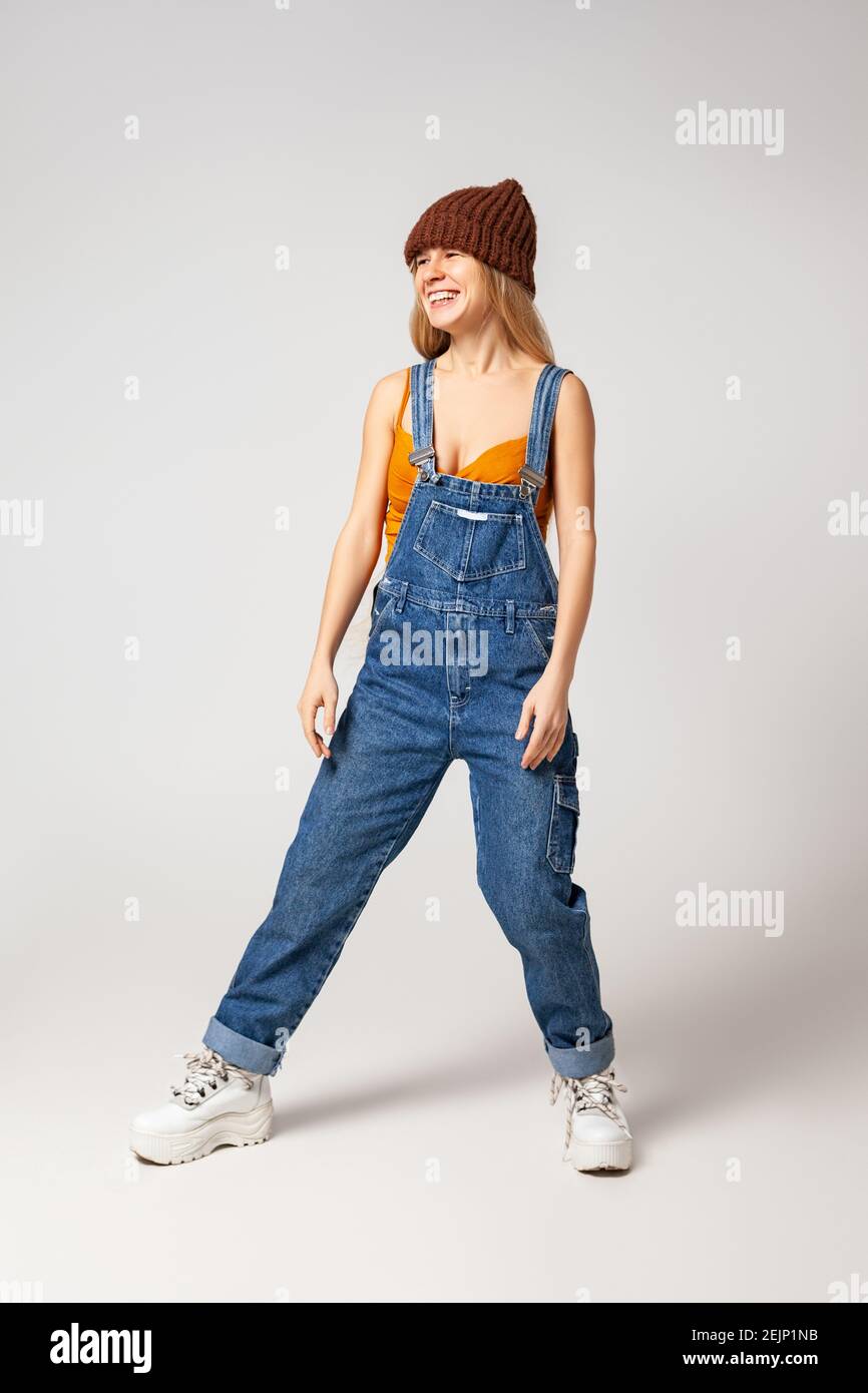 Femme hippster énergique en mode dansant en studio Banque D'Images