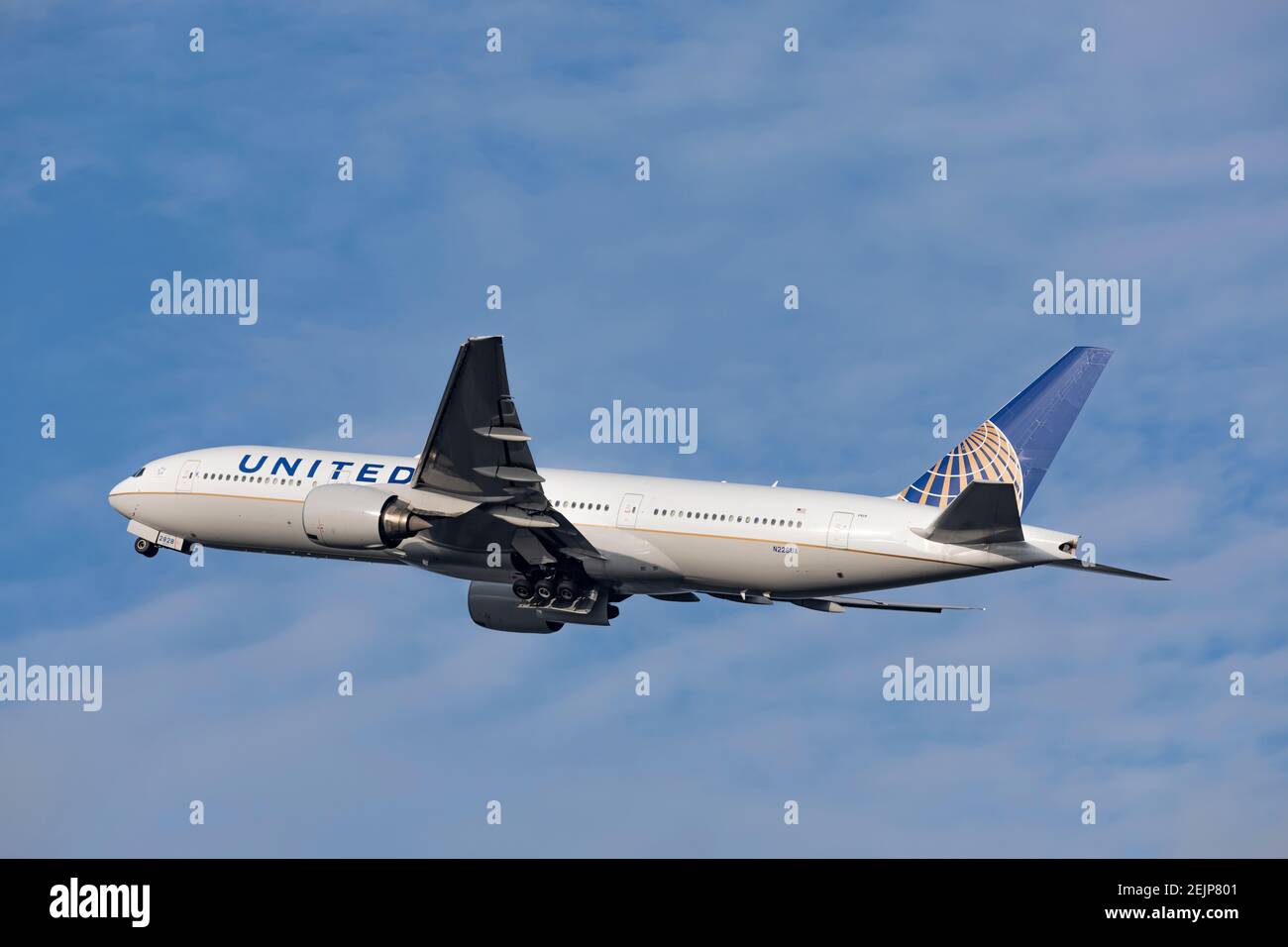 United Airlines Boeing 777 enregistrement N228UA décollage le 29 décembre 2019 de l'aéroport de Londres Heathrow, Middlesex, Royaume-Uni Banque D'Images