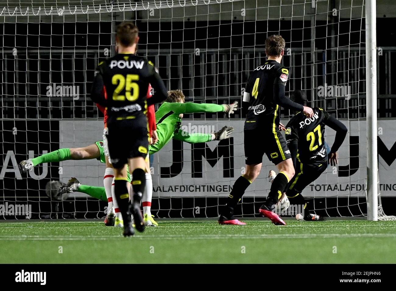 WIJDEWORMER, PAYS-BAS - FÉVRIER 22 : gardien de but beau Reus de Jong AZ,  Jacob Mulenga de Vas-y Eagles pendant le tapis Keuken kampioen Divisiie  néerlandais Photo Stock - Alamy