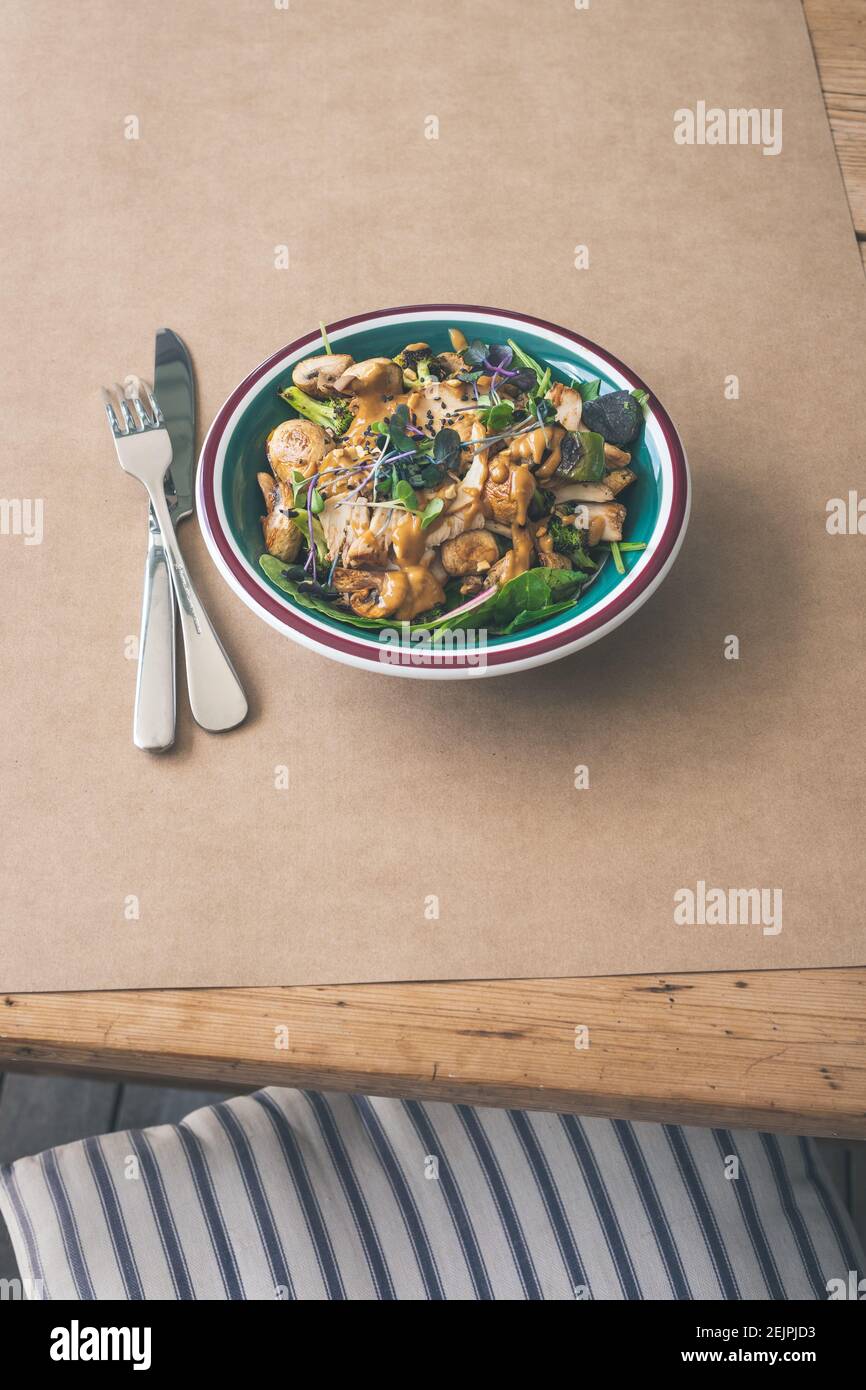 Salade de satay au poulet sur une table rustique et du papier artisanal Banque D'Images