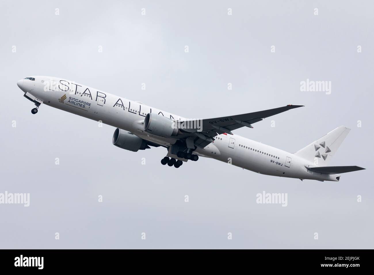 Singapore Airlines (Star Alliance Livery) Boeing 777 enregistrement 9V-SWJ décollage le 29 décembre 2019 de l'aéroport de Londres Heathrow, Middlesex, Royaume-Uni Banque D'Images