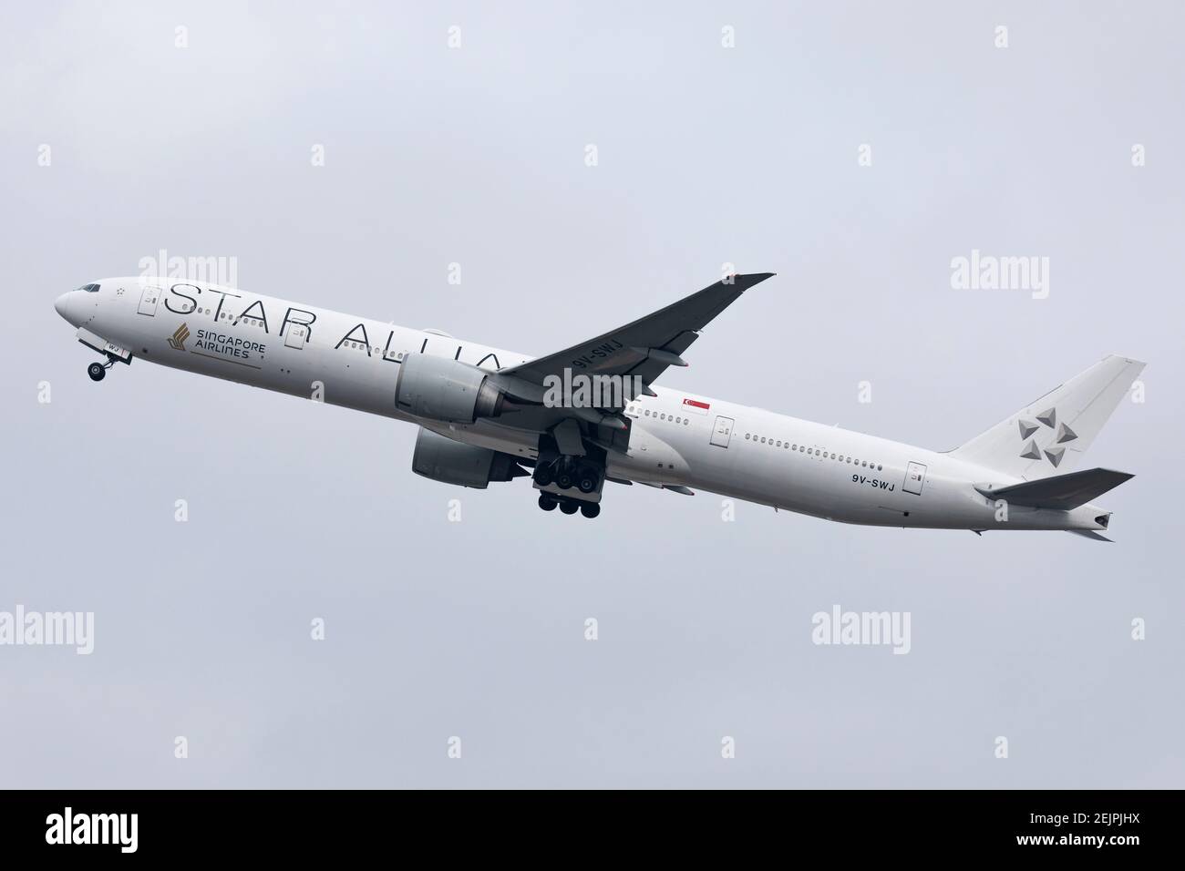 Singapore Airlines (Star Alliance Livery) Boeing 777 enregistrement 9V-SWJ décollage le 29 décembre 2019 de l'aéroport de Londres Heathrow, Middlesex, Royaume-Uni Banque D'Images