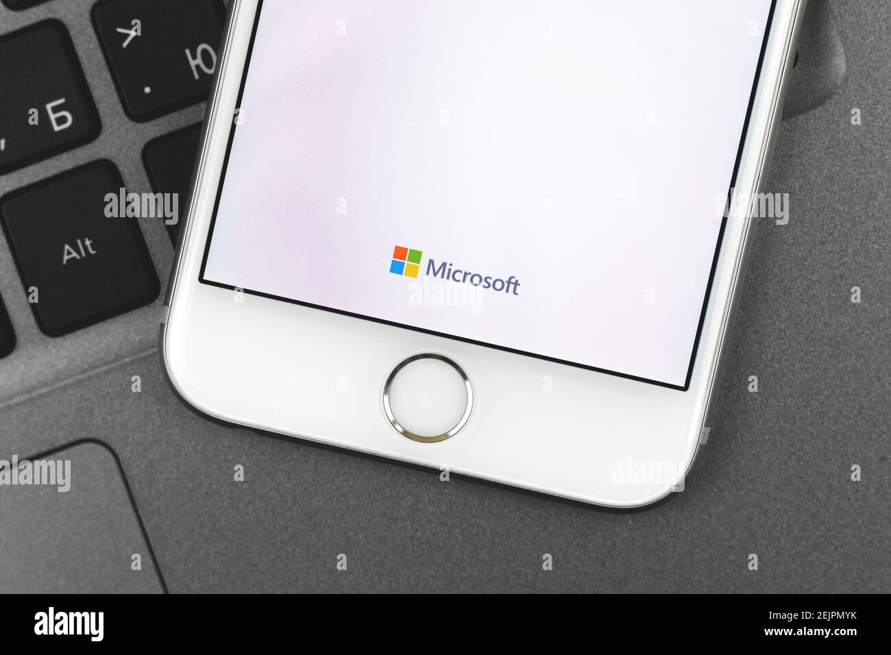 Kharkov, Ukraine - 22 février 2021 : logo Microsoft sur l'écran iPhone d'Apple, arrière-plan du clavier de l'ordinateur portable, photo Banque D'Images