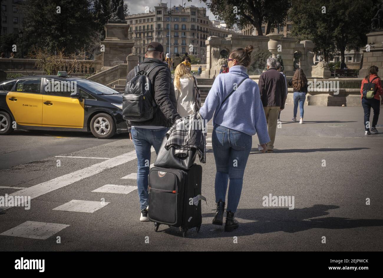 Les touristes qui tiennent leurs valises se rendent à l'arrêt AeroBus pour l'aéroport Prat de Barcelone. Le ministère du Salut signale de nouveaux cas de coronavirus dans la communauté autonome de Catalogne (Espagne), ce qui porte le nombre à douze personnes touchées. Le nombre de touristes à Barcelone présente un profil bas. Les masques sanitaires commencent à être un élément plus fréquent dans la population. (Photo par Paco Freire / SOPA Images / Sipa USA) Banque D'Images