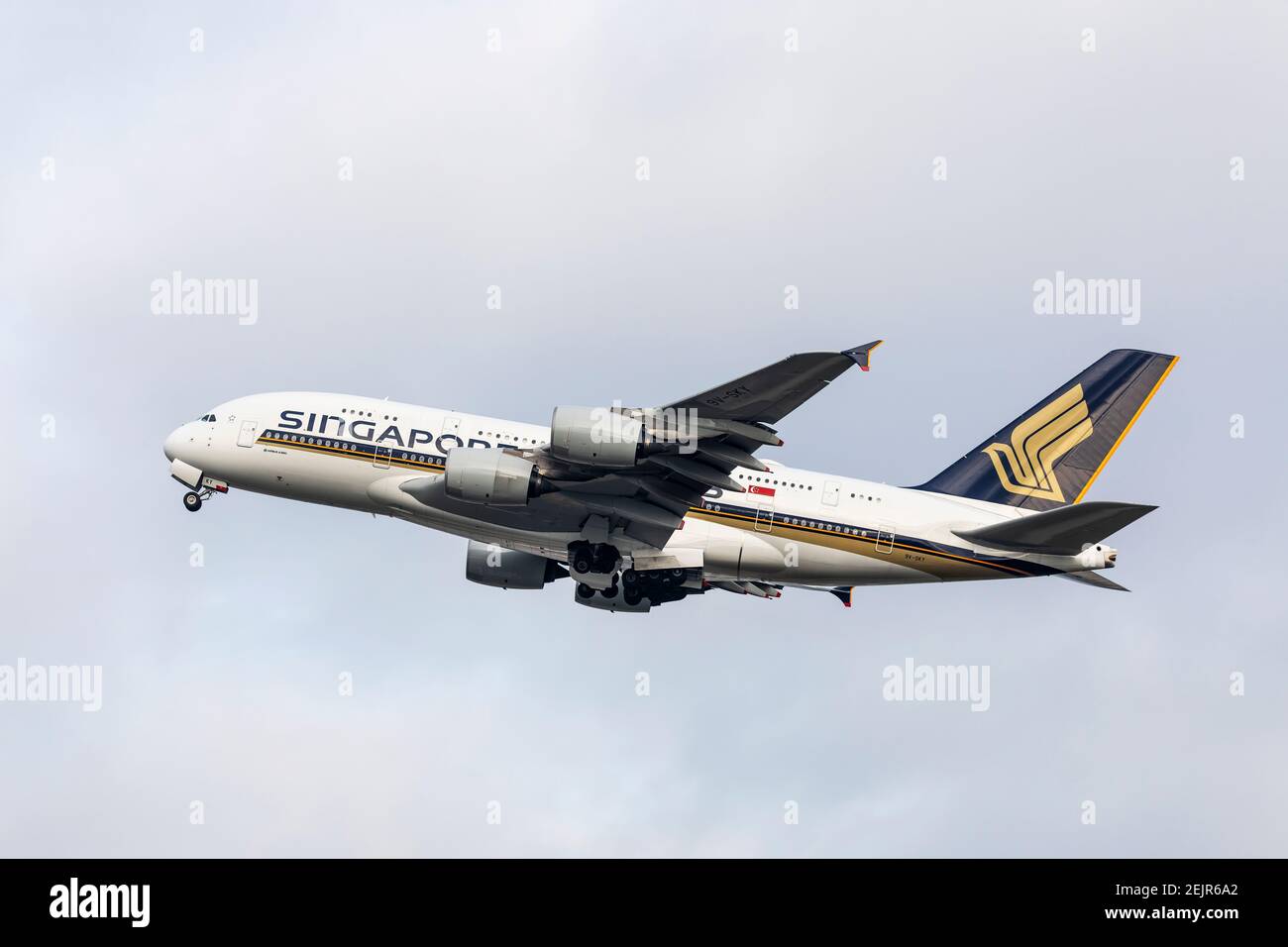 Singapore Airlines Airbus A380 enregistrement 9V-SKY décollage le 29 décembre 2019 de l'aéroport de Londres Heathrow, Middlesex, Royaume-Uni Banque D'Images