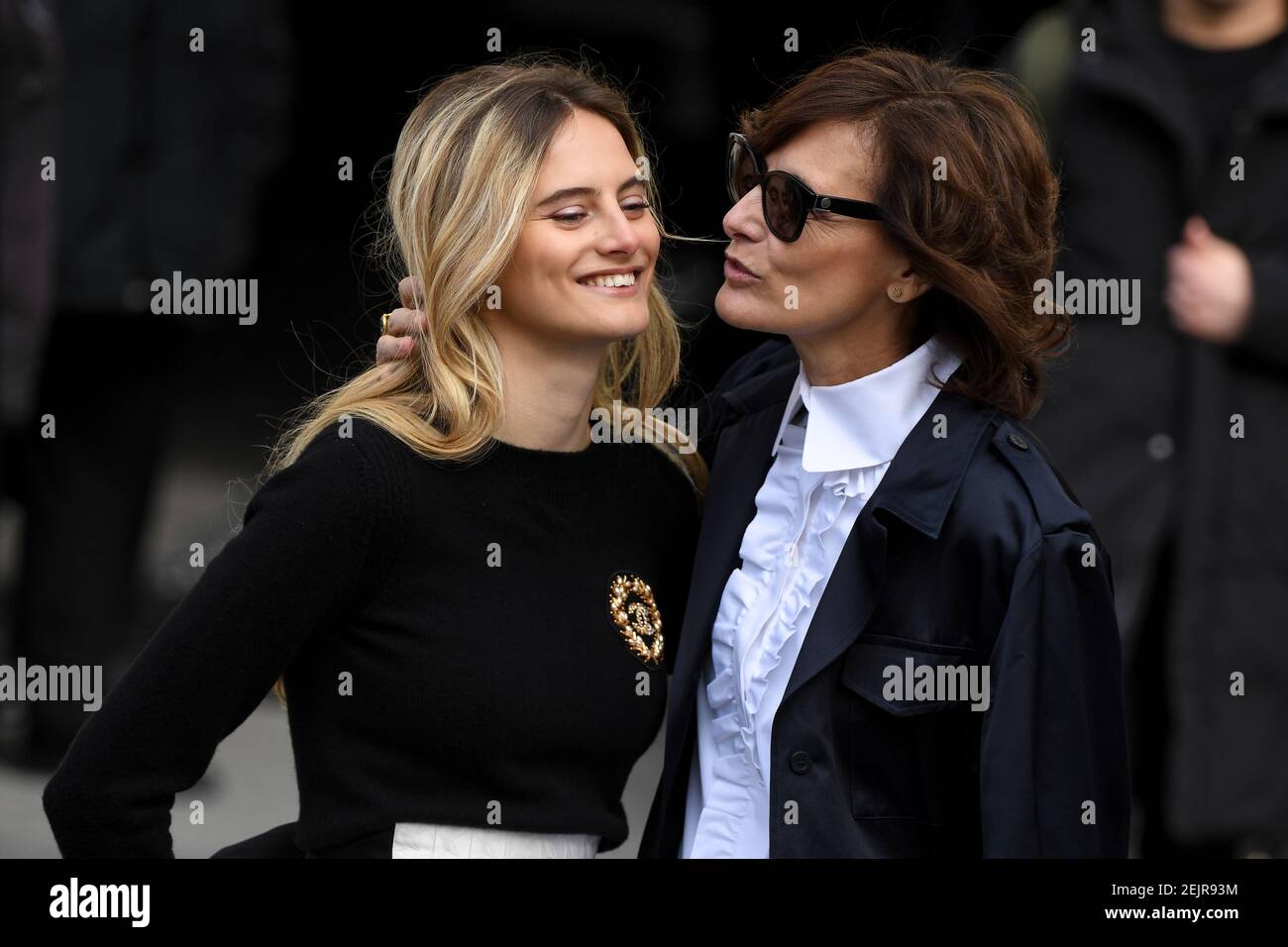 Ines de la Fressange et sa fille Violette Marie d'Urso - People au fichier  Chanel collection pret-a-porter Automne/hiver 2020-2021 lors de la Fashion  week a Paris. Personnes quittant le salon de la