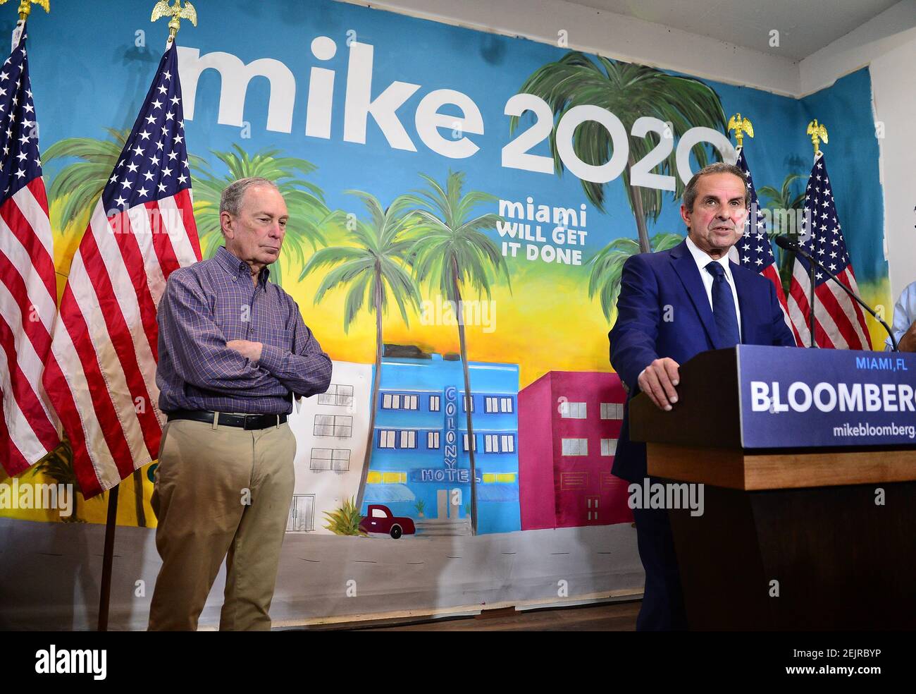 MIAMI, FLORIDE - MARS 03: L'ancien maire de Miami, Manny Diaz (R), parle alors qu'il présente le candidat démocrate à la présidence, l'ancien maire de New York, Mike Bloomberg (L) lors d'un arrêt dans l'un des bureaux de campagne de M. Bloombergs dans le quartier de Little Havana, le 3 mars 2020 à Miami, en Floride. Bloomberg poursuit sa campagne alors que les électeurs votent dans 14 États et aux Samoa américaines sur ce qui est connu sous le nom de Super Tuesday. (Photo de JL/Sipa USA) Banque D'Images