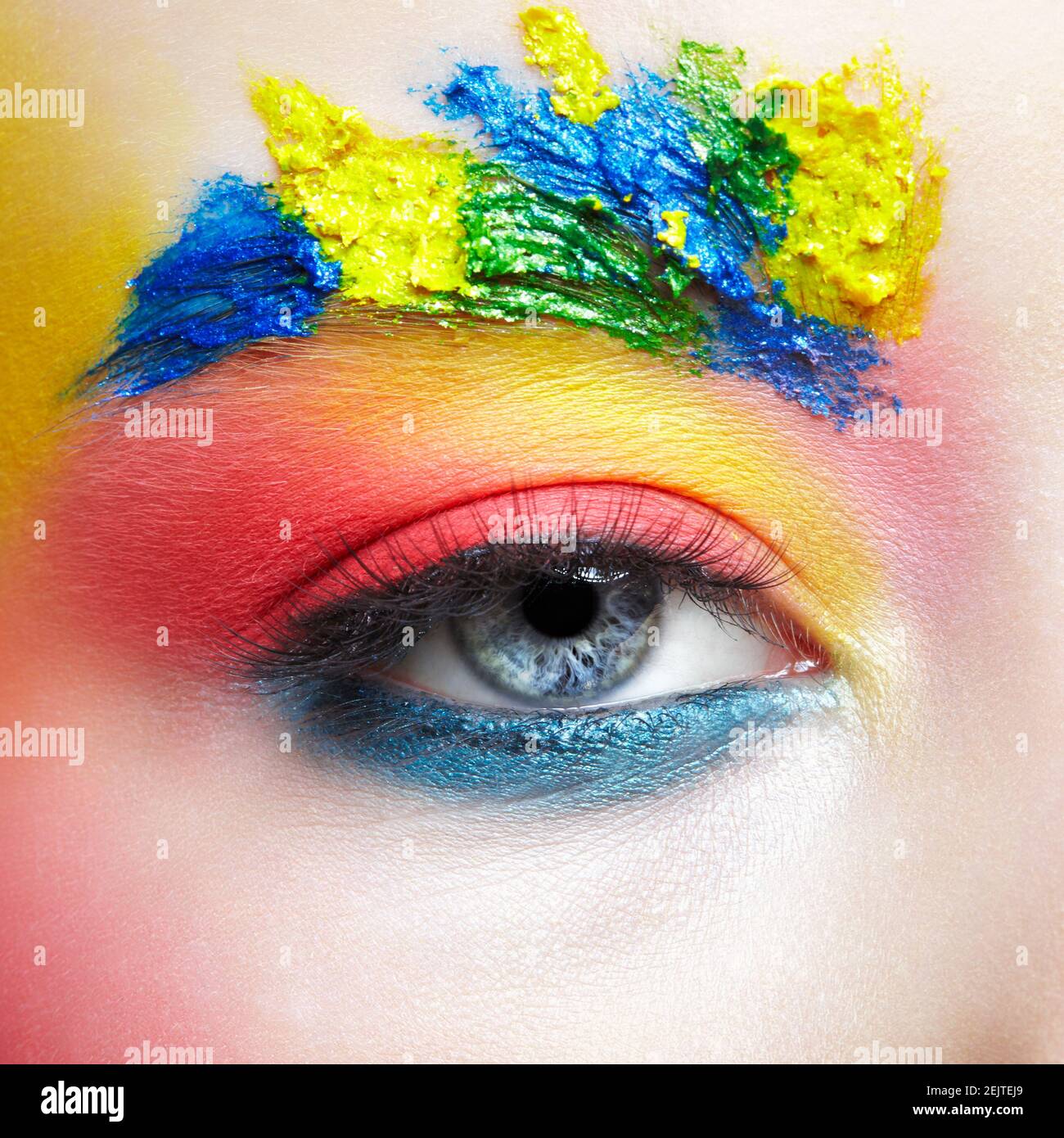 Gros plan de l'œil d'une jeune fille avec maquillage artistique inhabituel. Peinture féminine sur le visage sur les sourcils et autour des yeux. Banque D'Images