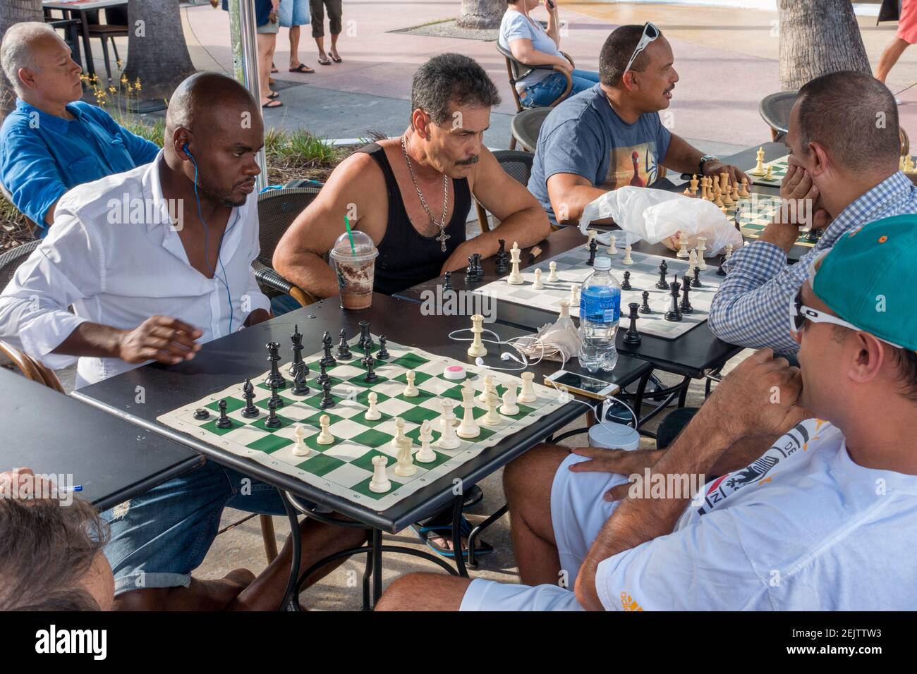 Un groupe d'hommes jouant aux échecs dans le centre commercial de Lincoln Road à Miami Beach, en Floride. Banque D'Images