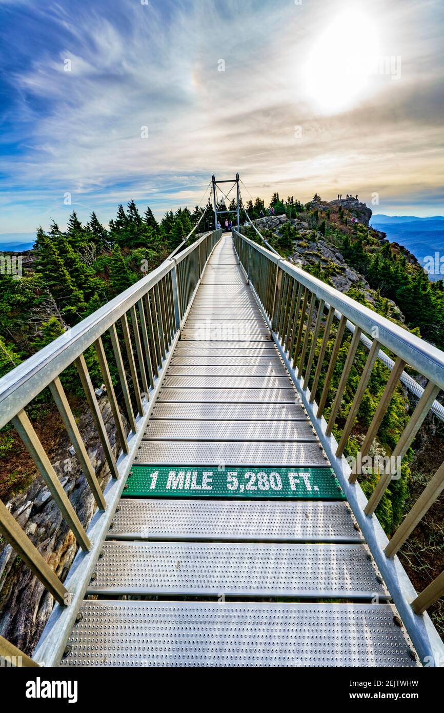 La passerelle du pont balançant de mille de haut à Grandfather Mountain dans les Blue Ridge Mountains de Caroline du Nord. Banque D'Images