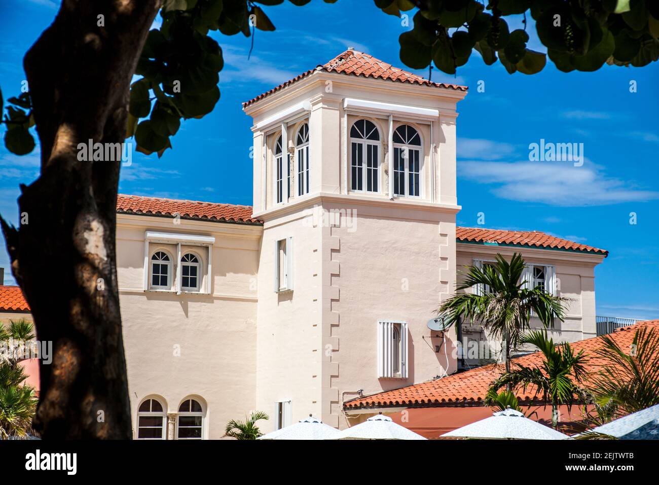 Le bâtiment principal de l'ancien Surf Club à Surfside, Miami Beach, Floride, fait maintenant partie de l'hôtel four Seasons. Banque D'Images
