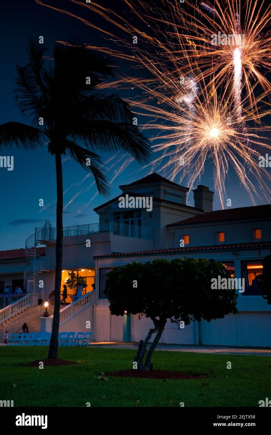 Feux d'artifice le 4 juillet sur l'ancien Surf Club à Surfside, Miami Beach, Floride, qui fait maintenant partie de l'hôtel four Seasons. Banque D'Images