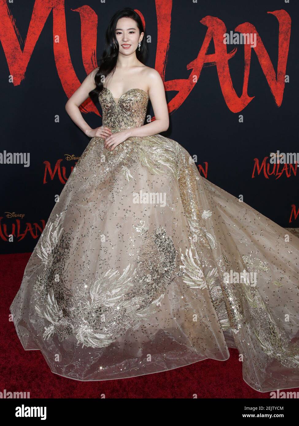 Tapis Rouge Et Dore Ecrit Pour Celebrer La Nouvelle Annee De Flash Paparazzi Dans L Arriere Plan Noir Photo Stock Alamy Tapis Rouge Et Dore Ecrit Pour Celebrer La Nouvelle Annee De Flash Paparazzi Dans L Arriere Plan Noir Photo Stock Alamy
