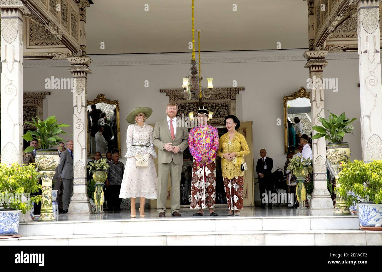 11-03-2020 Indonésie la reine Maxima et le roi Willem-Alexander avec le sultan Hamengku Buwono X à Yogjakarta le 2ème jour de la statevisit de 4 jours en Indonésie. (Photo de Nieboer/PPE/Sipa USA) Banque D'Images